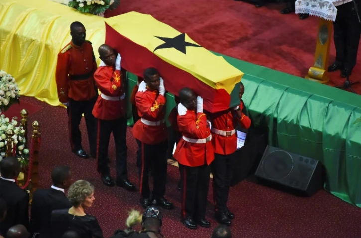 Le cercueil de Kofi Annan est soulevé dans le Centre international de conférences d'Accra, où ont lieu les funérailles nationales de l'ancien secrétaire général de l'ONU