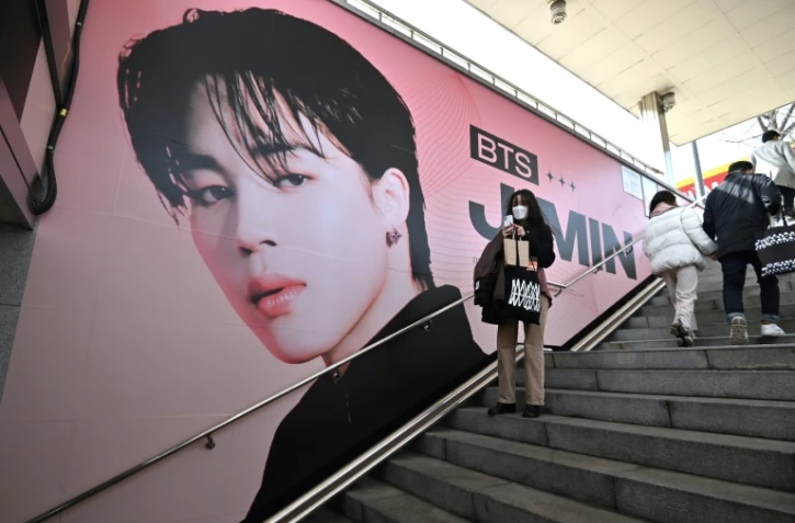 Un portrait géant de Jimin, un des membres du groupe BTS, orne l'entrée d'une station de métro à Séoul, en mars 2022