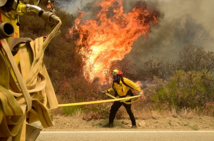 Un pompier lutte contre l'incendie qui ravage les alentours de Santa Clarita le 25 juillet 2016 en Californie