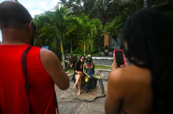 Une touriste pose à côté de la statue de Brigitte Bardot, à Buzios, au Brésil, le 3 janvier 2026