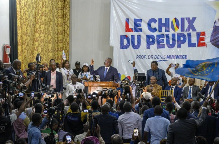 Denis Mukwege (c) s'adresse à ses partisans, à Kinshasa, le 2 octobre 2023