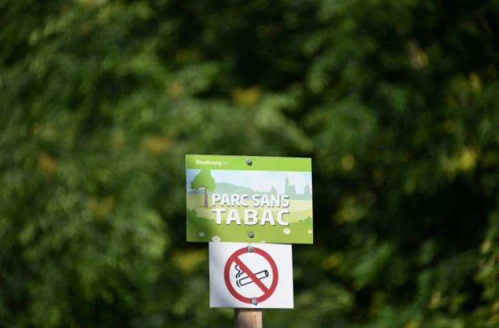 La cigarette sera interdite sur les plages, dans les parcs, et aux abords des écoles à compter du 1er juillet