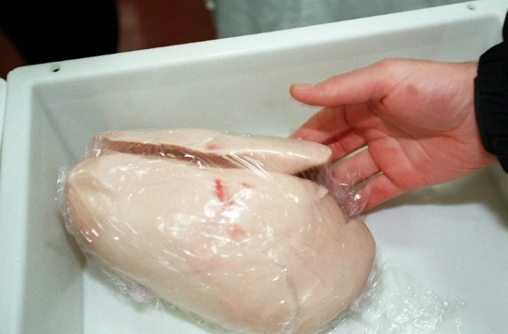 Présentation d'un foie gras, le 25 novembre 1998, à Gimont, dans le Gers (sud-ouest)