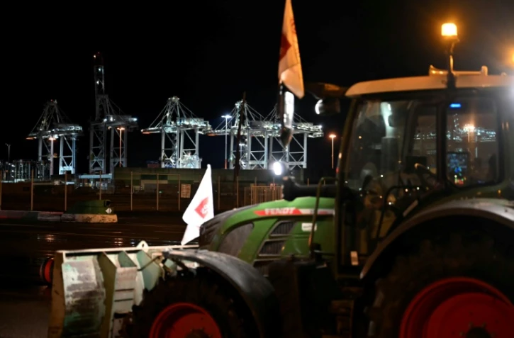 Un tracteur garé sur le port du Havre le 12 janvier 2026