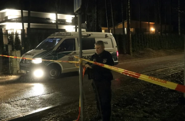 Un policier installe un périmètre de sécurité les lieux où Leonid Volkov, un proche du défunt opposant russe Alexeï Navalny, a été attaqué devant son domicile à Vilnius, le 12 mars 2024 en Lituanie