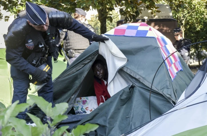 Des policiers procèdent à l'évacuation d'un camp de migrants, le 23 juillet 2018 à Nantes