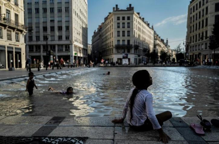 Un enfant se rafraichit à Lyon, le 30 juillet 2020