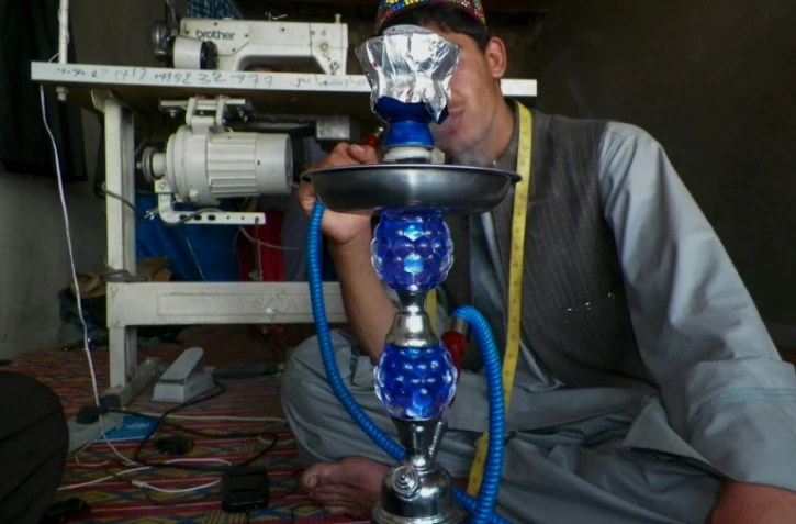 Un jeune homme sorti de l'esclavage sexuel des talibans pour infiltrer la police à Tarin Kot en Afghanistan, le 27 avril 2016