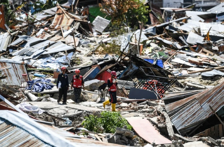 Les sauveteurs recherchent des survivants à Palu, sur l'île indonésienne des Célèbes, le 5 octobre 2018