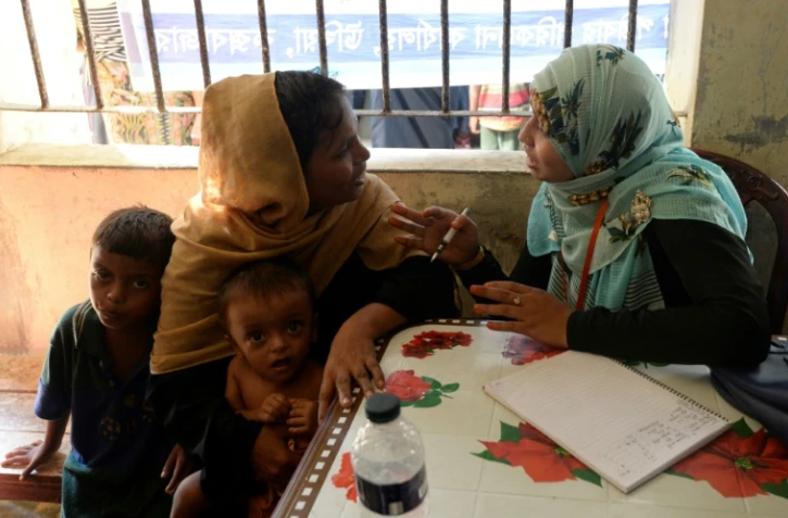 Un réfugiée rohingya discute avec une employée du planning familial bangladais à Palongkhali, au Bangladesh, le 24 octobre 2017