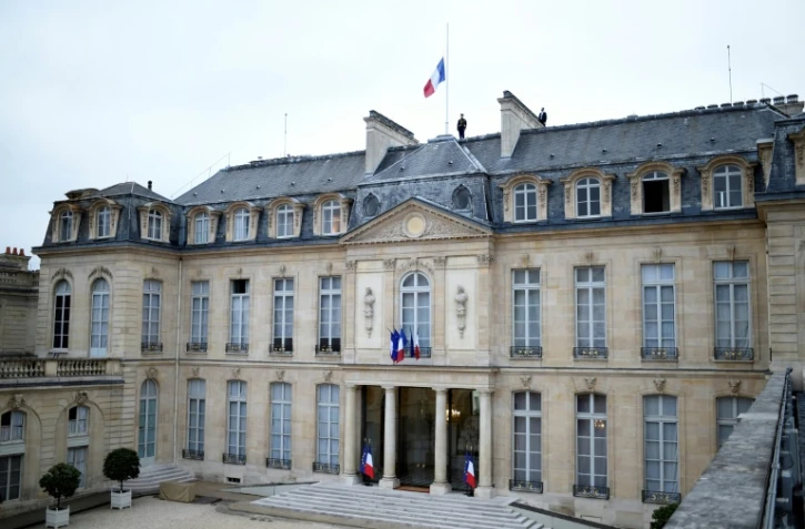 Un collaborateur d'Emmanuel Macron a été suspendu de ses fonctions pendant deux semaines puis muté à des fonctions administratives à l'Elysée après avoir agressé un manifestant à Paris le 1er-Mai 