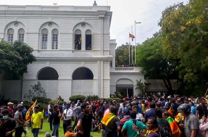 Des manifestants investissent la résidence du président du Sri Lanka Gotabaya Rajapaksa, en fuite, le 9 juillet 2022 à Colombo