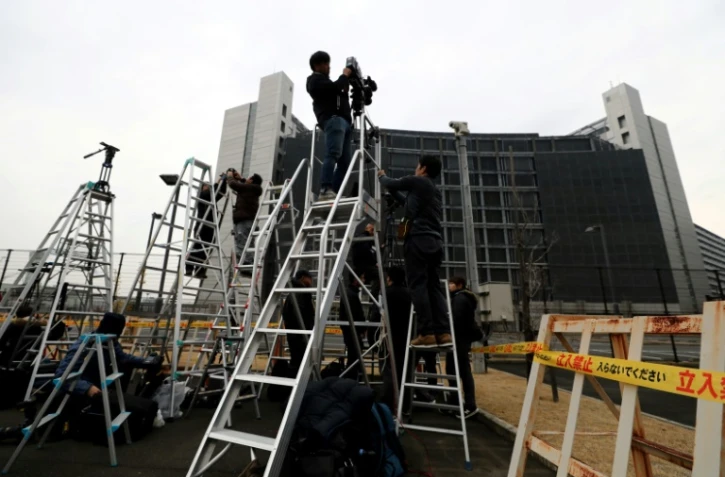 Des journalistes s'installent devant le centre de détention de Tokyo pour attendre la libération de Carlos Ghosn, le 6 mars 2019