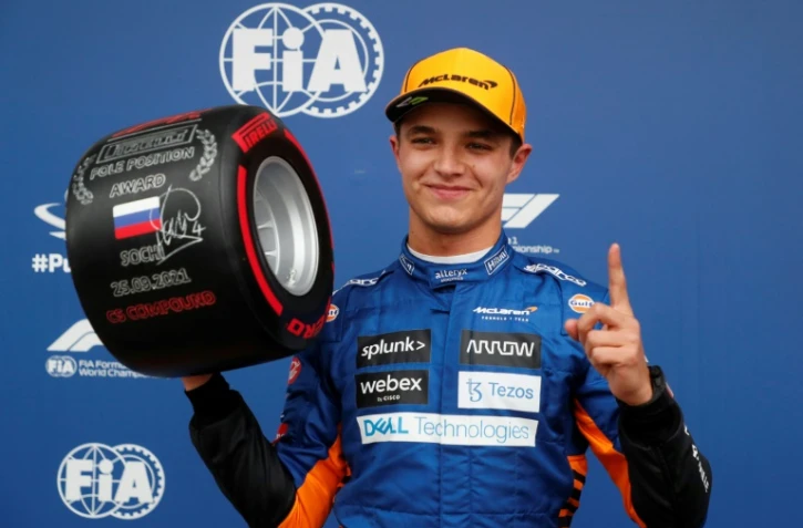 Le pilote britannique de McLaren Lando Norris célèbre sa première pole position glanée au Grand Prix de Russie à Sotchi, le 25 septembre 2021