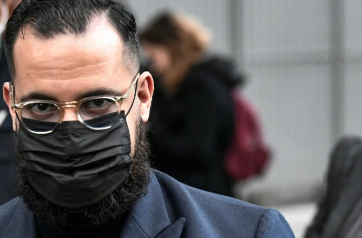 Alexandre Benalla quitte le tribunal de Paris le 5 novembre 2021 après sa condamnation à trois ans de prison, dont un an ferme sous bracelet électronique