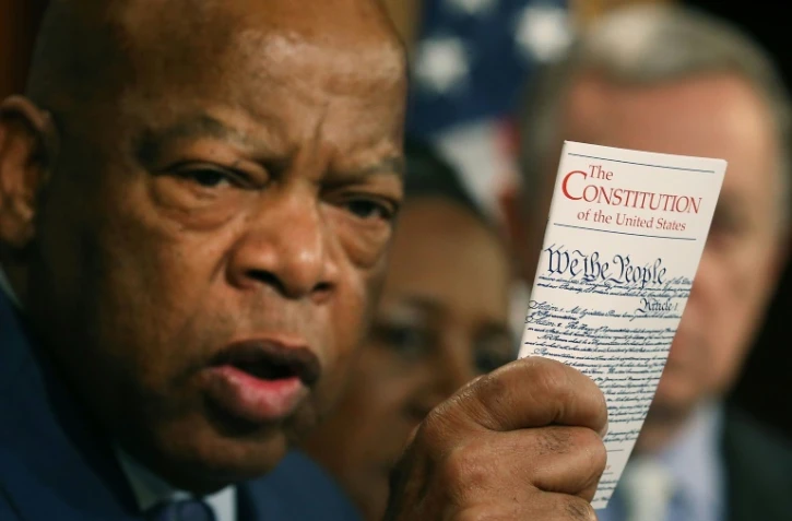 John Lewis brandissant un exemplaire de la Constitution américaine à Washington, le 2 mars 2016