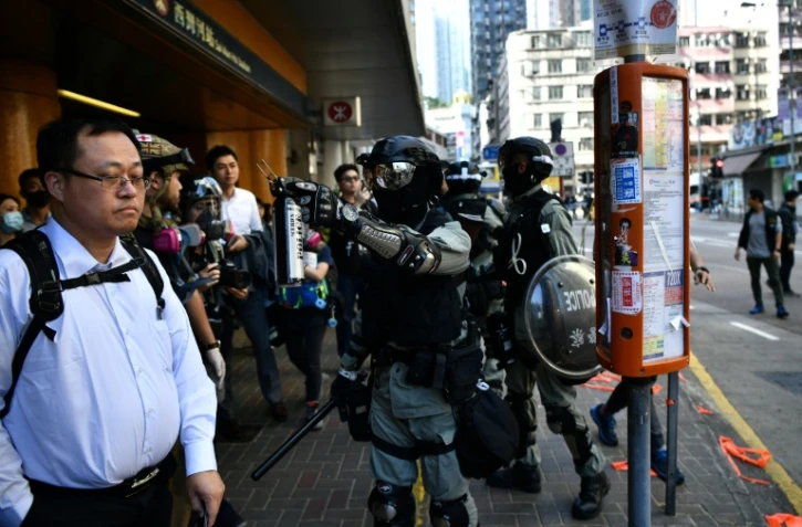 Des policiers dispersent des manifestants prodémocratie à Hong Kong, le 11 novembre 2019