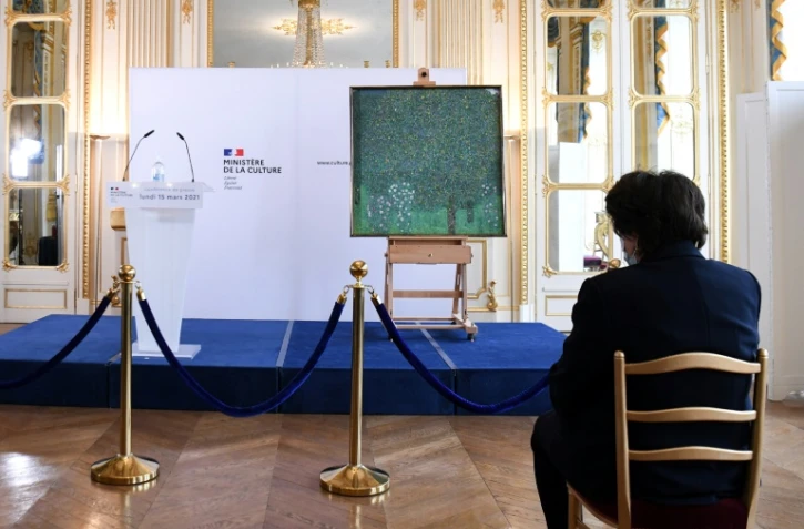 La ministre française de la Culture Roselyne Bachelot devant le tableau de Gustav Klimt "Rosiers sous les arbres" le 15 mars 2021 à Paris