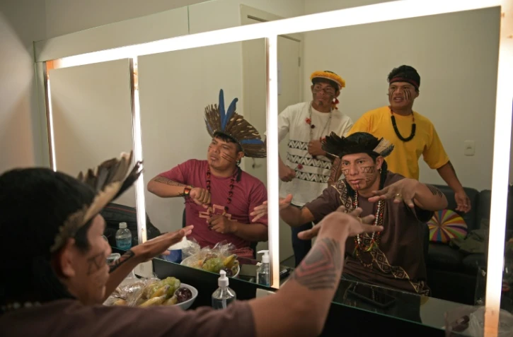 Les membres du groupe de rap indigène brésilien Brô MC'S dans leur loge le 13 mai 2021 avant un concert à Rio de Janeiro