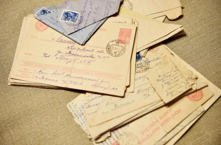 Des lettres envoyés du camp de travail stalinien par le grand-père du journaliste russe Andreï Kolesnikov, le 16 décembre 2016 à Moscou