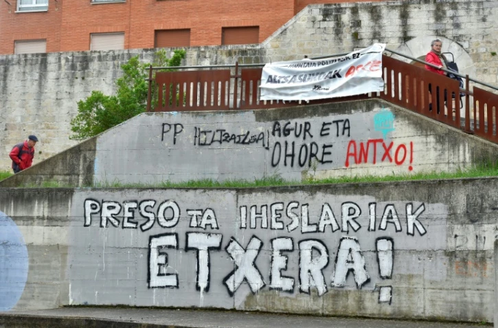 Des graffitis demandant le retour Ă la maison des prisonniers de l'ETA, le 3 mai 2018 Ă Agurain, en Espagne