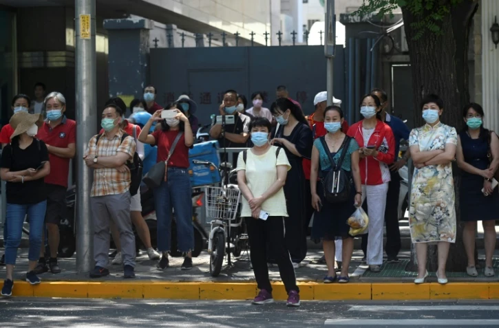 Des parents ont accompagné leurs enfants pour passer le bac à Pékin, le 7 juillet 2020