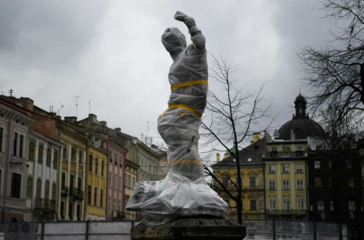 Une statue enveloppée pour la protéger d'éventuels bombardements près de la mairie de Lviv, en Ukraine, le 5 mars 2022