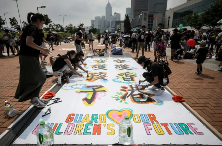 Plusieurs centaines de familles et leurs enfants dans les rues pour manifester leur soutien au mouvement pro-démocratie, le 10 août 2019 à Hong Kong 