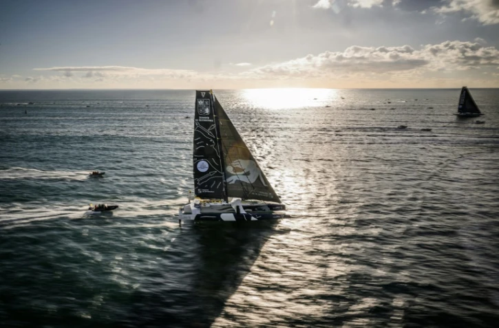Les trimarans de Charles Caudrelier (Edmond de Rothschild) et Armel Le Cleac'h (Banque populaire), lors du départ de l'Ultim Challenge, le 7 janvier 2024 à Brest