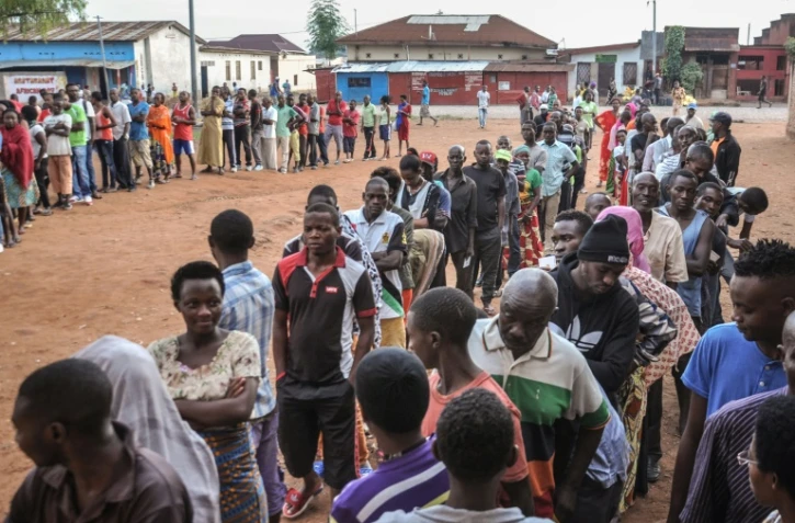Les Burundais font la queue pour voter, le 17 mai 2018 à Ngozi dans le nord du Burundi