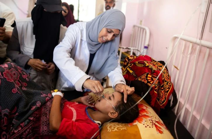 Une infirmière administre des gouttes de vaccin contre la polio à un enfant palestinien à l'hôpital Nasser de Khan Younès, dans le sud de la bande de Gaza, le 31 août 2024