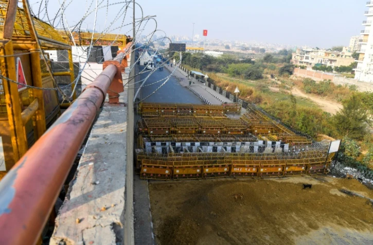 Des barricades dressées par les forces de l'ordre pour bloquer des agriculteurs en colère, à Ghaziabad, en Inde, le 6 février 2021