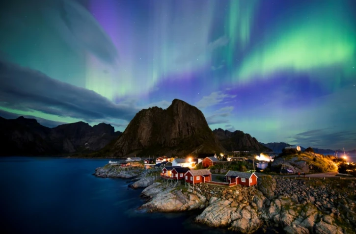 Aurores boréales à Reine sur les Iles Lofoton en Norvège, le 8 septembre 2017