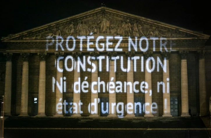 L'association PowerFoule a projeté dans la nuit du mardi 9 au mercredi 10 février 2016, sur la façade de l?Assemblée Nationale à Paris, un message destiné aux députés appelés à se prononcer sur l?inscription de la déchéance de nationalité dans la Constitution