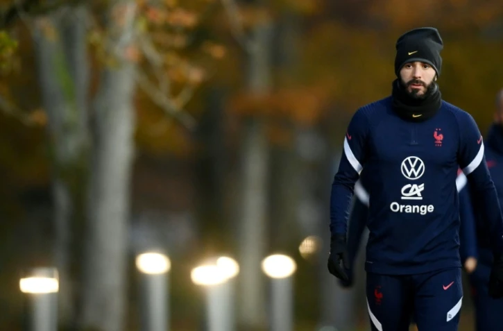 Karim Benzema arrive à un entraînement de l'équipe de France à Clairefontaine-en-Yvelines le 11 novembre 2021