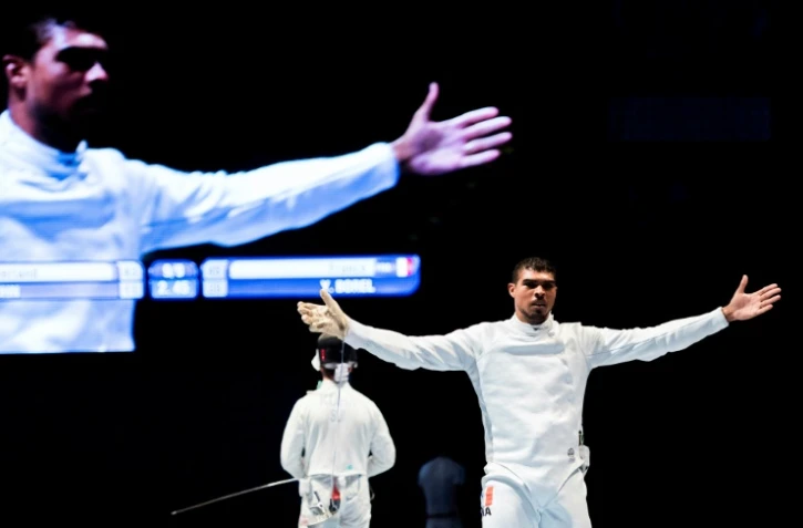 L'épéiste français Yannick Borel fête la victoire en finale par équipes aux Mondiaux d'escrime, le 25 juillet 2017 à Leipzig 