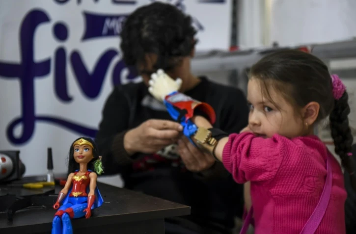 La petite Colombienne Shaio Valeria Novas essaie une prothèse aux couleurs de Wonder Woman, le 12 juin 2017 à Bogota