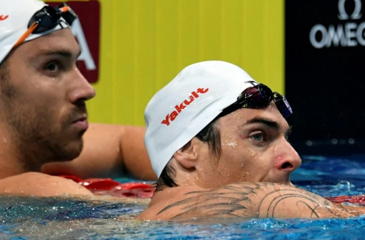 Les Français Camille Lacourt (dr.) et Jeremy Stravius (g.)  après une des séries du 50 m dos, aux Championnats du monde de natation à Budapest, le 29 juillet 2017 