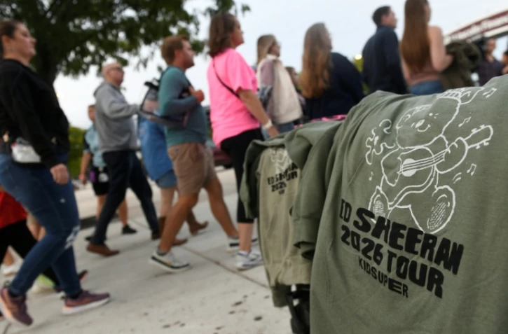 Des t-shirts pour la tournée d'Ed Sheeran sont proposés à la vente, le 19 septembre 2026 à Philadelphie aux Etats-Unis