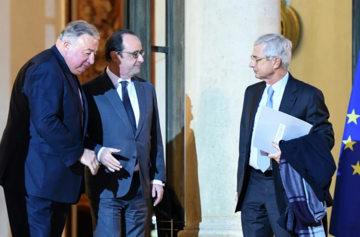 Le président Francois Hollande entre les présidents du Sénat Gérard Larcher et de l'Assemblée nationale  Claude Bartolone sur le perron de l'Elysée le 20 janvier 2016 à Paris