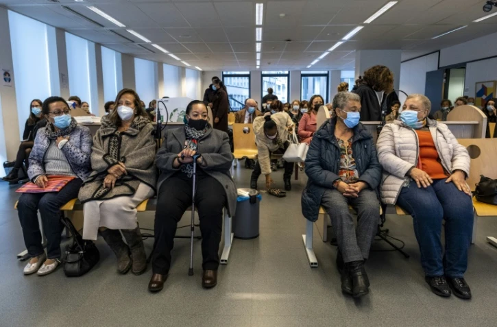 Léa Taveres Mujinga (3e g), Simone Vanderbroecke Ngalula (5e g), Monique Bitu Bingi, Noëlle Verbeken et Marie-Josée Loshi, cinq femmes métisses arrachées à leurs mères noires au Congo il y a environ 70 ans, à l'ouverture du procès contre l'Etat belge pour "crimes contre l'humanité", le 14 octobre 2021 à Bruxelles