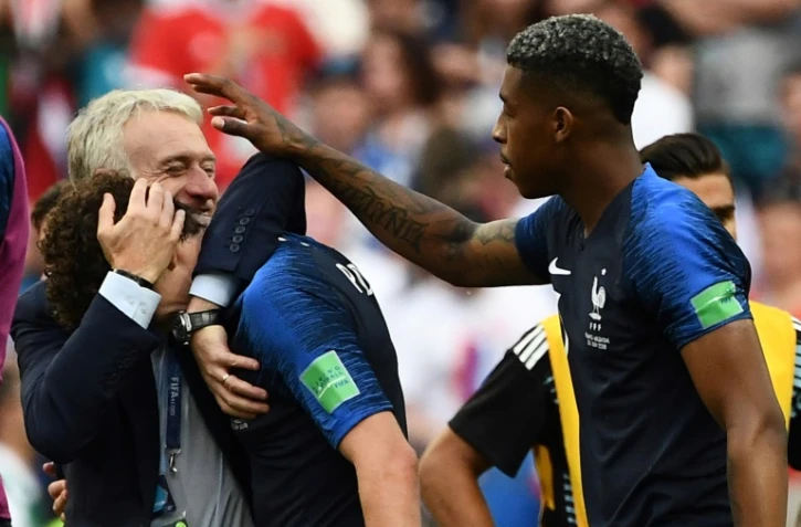 Le défenseur Benjamin Pavard dans les bras du sélectionneur Didier Deschamps après la victoire de la France face à l'Argentine en 8es de finale, à Kazan, le 30 juin 2018