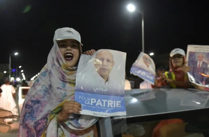 Ses partisans célèbrent la victoire du candidat du pouvoir à la présidentielle en Mauritanie, Mohamed Ould Ghazouani, le 23 juin dans les rues de Nouakchott.