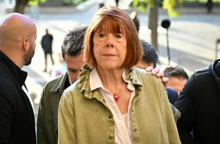 Gisèle Pelicot arrive au procès en appel des viols de Mazan au palais de justice de Nîmes, le 7 octobre 2025 dans le Gard