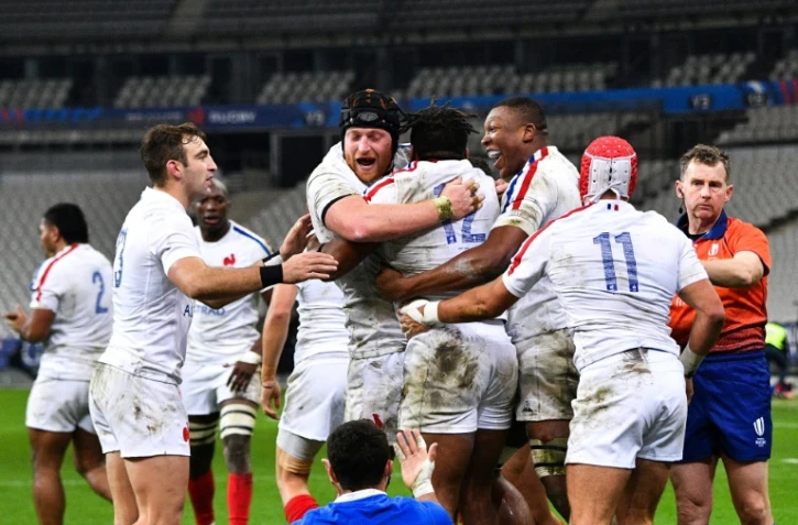 Le trois quarts centre français Jonathan Danty, félicité par ses coéquipiers après son essai contre l'Italie, le 28 novembre 2020 au Stade de France, lors de leur match de Coupe d'Automne des nations