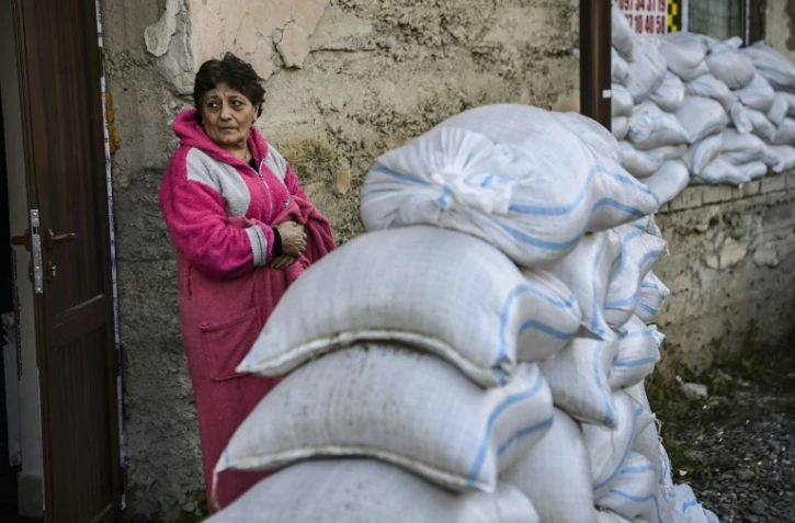 Une habitante devant l'entrée d'un abri, le 10 octobre 2020 à Stepanakert, au Nagorny-Karabakh