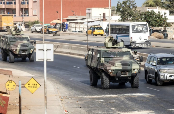 Des membres des forces armées sénégalaises patrouillent dans les rues de Dakar après des affrontements entre manifestants et forces de l'ordre, le 2 juin 2023