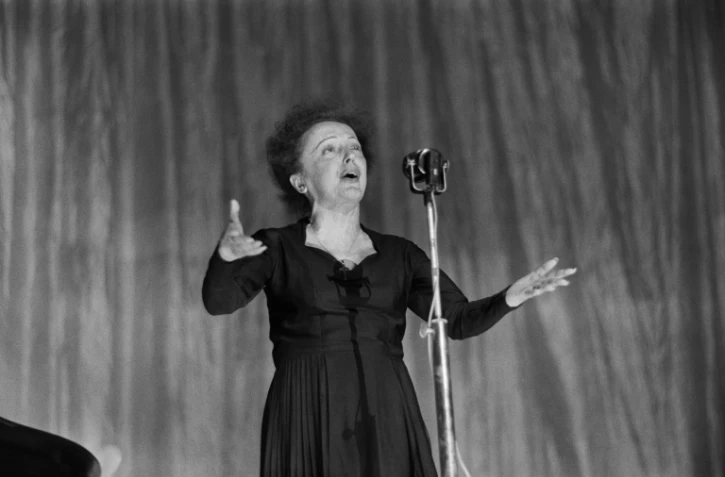 La chanteuse Edith Piaf le 30 décembre 1960 à l'Olympia à Paris