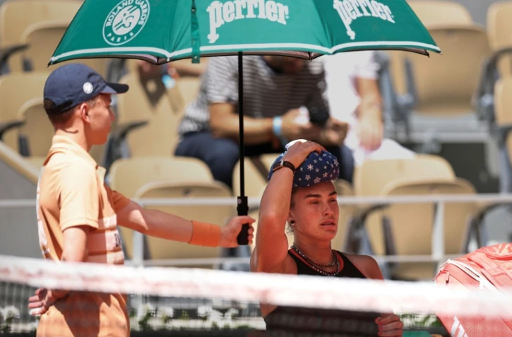 La Bélarusse Aryna Sabalenka entre deux jeux, sous un soleil de plomb, le 26 mai 2026 à Roland-Garros