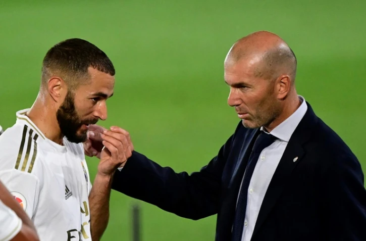 L'attaquant du Real Madrid Karim Benzema (g) et son entraîneur Zinédine Zidane, contre Majorque le 24 juin 2020 au stade Alfredo-Di Stefano, le 24 juin 2020 à Madrid